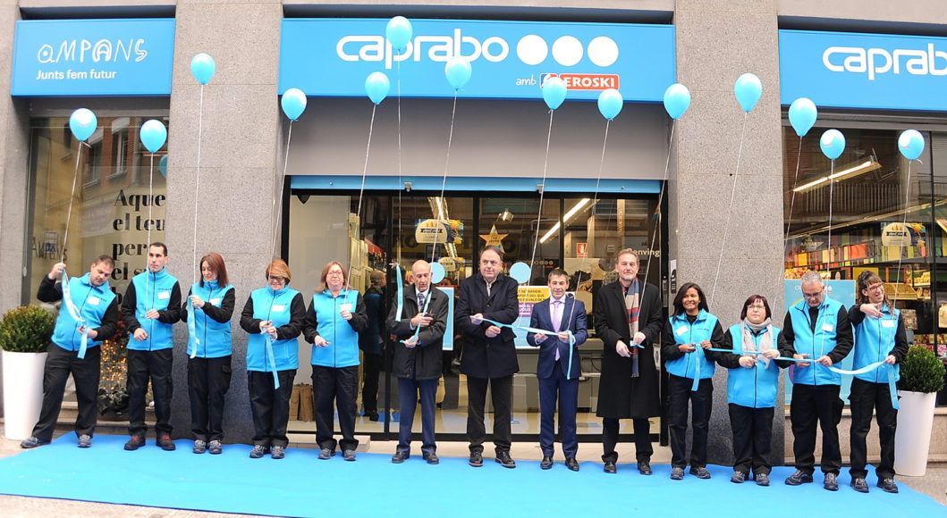 AMPANS y Caprabo abren en Manresa el primer supermercado de Cataluña gestionado íntegramente por personas con discapacidad