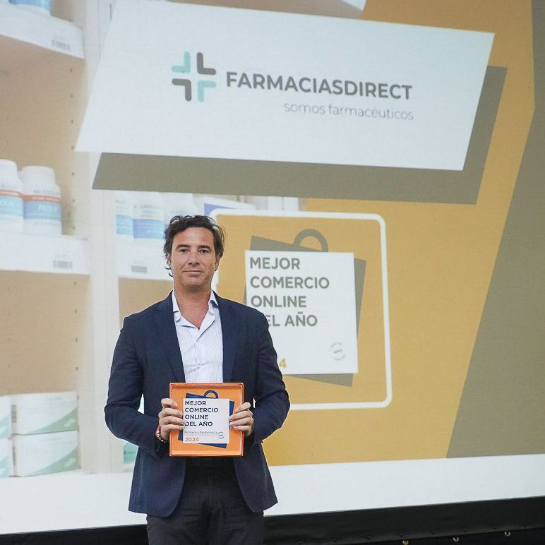 Antonio Campos, CEO de Farmaciasdirect con el reconocimiento a Mejor Comercio del Año